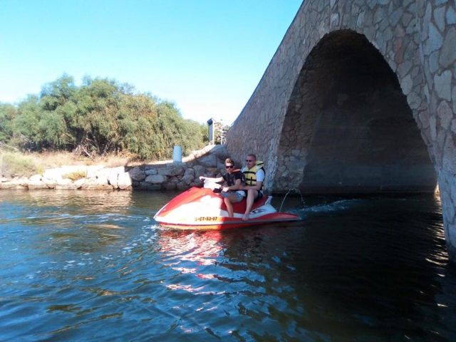 Saliendo del puente en moto de agua
